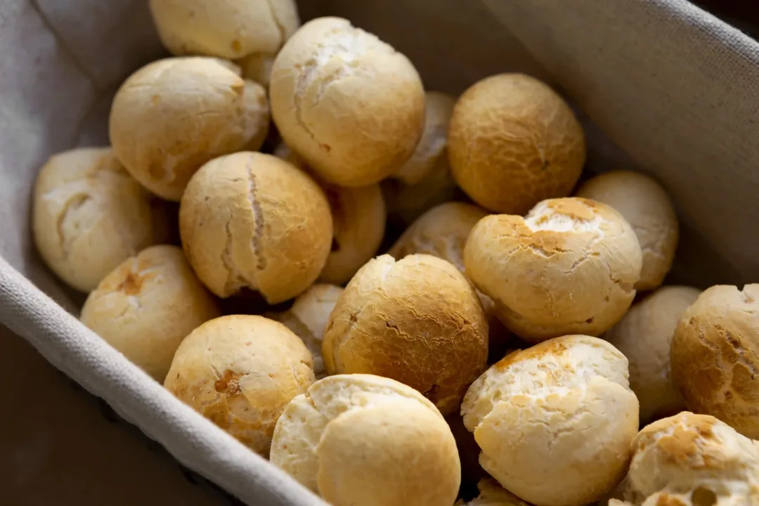 Pão de Queijo com Presunto e Mussarela